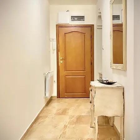 Large 2Bed Apartment 2 Min From Centre & Parking Apartment