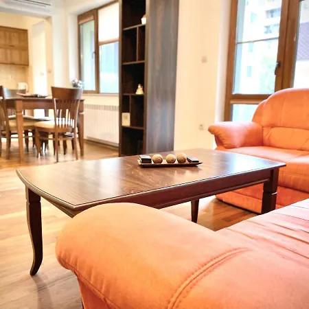 Large 2Bed Apartment 2 Min From Centre & Parking Apartment