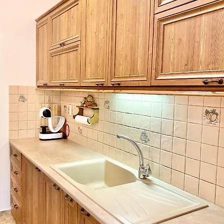 Large 2Bed Apartment 2 Min From Centre & Parking Apartment