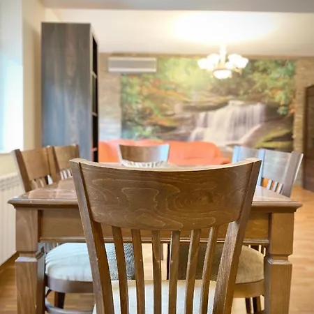 Large 2Bed Apartment 2 Min From Centre & Parking *