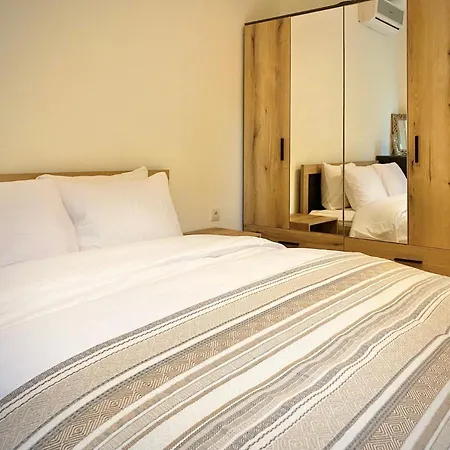 Large 2Bed Apartment 2 Min From Centre & Parking *