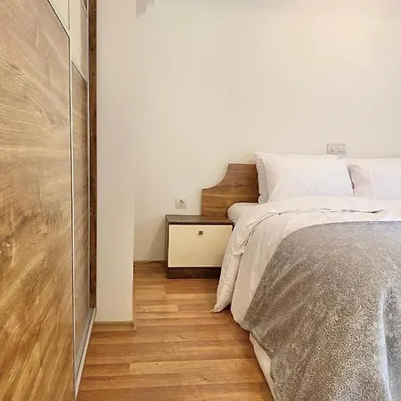 Large 2Bed Apartment 2 Min From Centre & Parking Apartment *