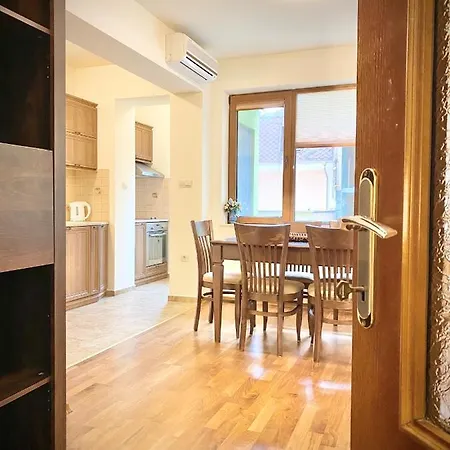 Large 2Bed Apartment 2 Min From Centre & Parking Apartment *