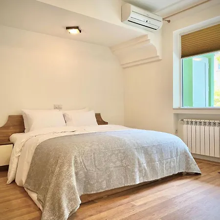 Large 2Bed Apartment 2 Min From Centre & Parking *